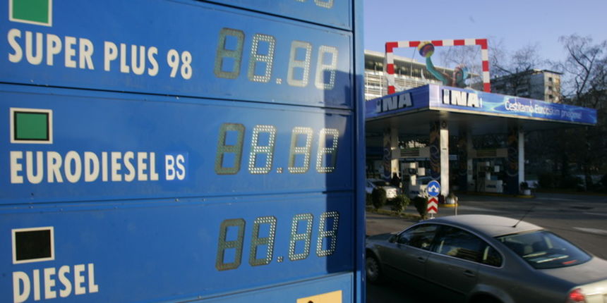 Zagreb,141210.
Ina, Miramarska.
Benzin je ponovo poskupio i cijena litre je presla cijenu od devet kuna i tako narasla na dosad najvecu u ovoj godini.
Foto: Ranko Suvar / CROPIX