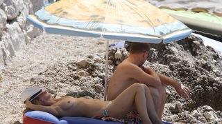 Makarska, 220810.
Dok je u SAD-u zakonom zabranjeno damama kupanje na plazi bez gornjeg dijela kostima, Hrvatska, srecom, nema takvih ogranicenja pa kupacice na makarskim plazama ponosno pruzaju podrsku borbi za jednakost spolova koju na danasnji datum p Makarska, 220810.
Dok je u SAD-u zakonom zabranjeno damama kupanje na plazi bez gornjeg dijela kostima, Hrvatska, srecom, nema takvih ogranicenja pa kupacice na makarskim plazama ponosno pruzaju podrsku borbi za jednakost spolova koju na danasnji datum p