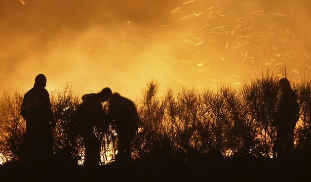 Solin, Rupotina Nincevici, 110312. 
Veceras pod olujnom burom buknio je veliki sumski pozar koji je hara nedaleko od kuca.
Nosen jakom burom pozar se rasirio i prema Klisu, Magistrala Solin Klis je zatvorena za sav promet.
Foto: Zvonimir Barisin / CROPIX