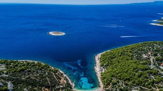 Spektakularan pogled iz zraka na uvalu i otočić Pokonji Dol kod Hvara