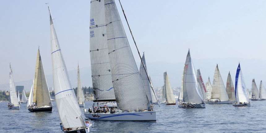 Split, 240911.
Na 80.Mrduja jubilarnoj regati izislo 242 plovila u borbu za veliki trofej. Na startu vjetar nije bio naklonjen jedrilicarima pa su mnogi satima plutali u bonaci.
Na slici: start.
Foto: Jadran Babic / CROPIX