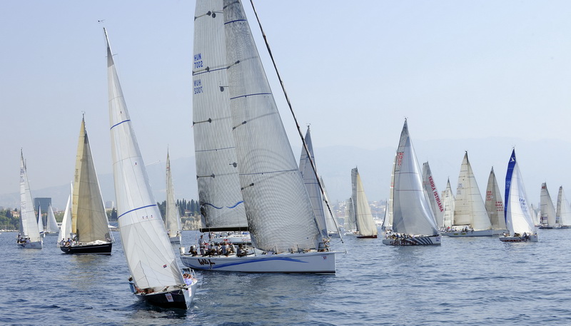 Split, 240911.
Na 80.Mrduja jubilarnoj regati izislo 242 plovila u borbu za veliki trofej. Na startu vjetar nije bio naklonjen jedrilicarima pa su mnogi satima plutali u bonaci.
Na slici: start.
Foto: Jadran Babic / CROPIX