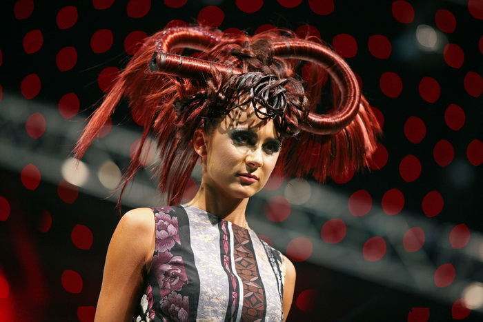 Zagreb, 250911.
U Areni Zagreb 24. i 25.09. odrzava se Beauty i Lifestyle Show, sajam ljepote.
Najveci show danas napravili su sarajevski frizeri.
Na slici: Sarajevo hair show.
Foto: Neja Markicevic / CROPIX Zagreb, 250911.
U Areni Zagreb 24. i 25.09. odrzava se Beauty i Lifestyle Show, sajam ljepote.
Najveci show danas napravili su sarajevski frizeri.
Na slici: Sarajevo hair show.
Foto: Neja Markicevic / CROPIX