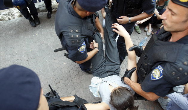 Zagreb, 150710.
Jutros u 4 sata uz zastitu interventne policije posjecena su stabla u Varsavskoj ulici i uhapseni aktivisti koji su bili prisutni. Udruge Zelena Akcija, Pravo na Grad i gradjani  blokirali su gradiliste, pristup istom prijeci im interventn