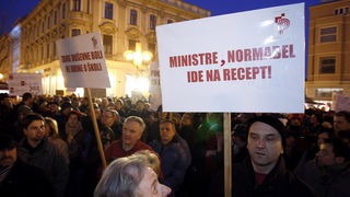 Zagreb, 040311.
Peti po redu, protuvladin prosvjed tzv. facebook grupe zapocinje veceras na Cvjetnom trgu.
Na fotografiji: Transparenti.
Foto: Davor Pongracic / CROPIX Zagreb, 040311.
Peti po redu, protuvladin prosvjed tzv. facebook grupe zapocinje veceras na Cvjetnom trgu.
Na fotografiji: Transparenti.
Foto: Davor Pongracic / CROPIX