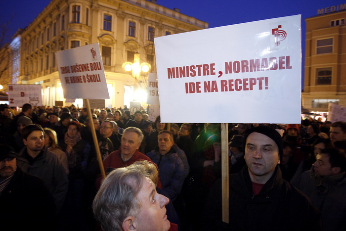 Zagreb, 040311.
Peti po redu, protuvladin prosvjed tzv. facebook grupe zapocinje veceras na Cvjetnom trgu.
Na fotografiji: Transparenti.
Foto: Davor Pongracic / CROPIX Zagreb, 040311.
Peti po redu, protuvladin prosvjed tzv. facebook grupe zapocinje veceras na Cvjetnom trgu.
Na fotografiji: Transparenti.
Foto: Davor Pongracic / CROPIX