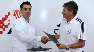 Zadar, 220810.
U sportskom centru Visnjik danas su predstavljeni adidas dresovi hrvatske kosarkaske reprezentacije u kojima ce nastupati na svjetskom prvenstvu u kosarci u Turskoj. Ujedno to je i pocetak cetvorogodisnje sponzorske suradnje adidasa i Hrvat Zadar, 220810.
U sportskom centru Visnjik danas su predstavljeni adidas dresovi hrvatske kosarkaske reprezentacije u kojima ce nastupati na svjetskom prvenstvu u kosarci u Turskoj. Ujedno to je i pocetak cetvorogodisnje sponzorske suradnje adidasa i Hrvat