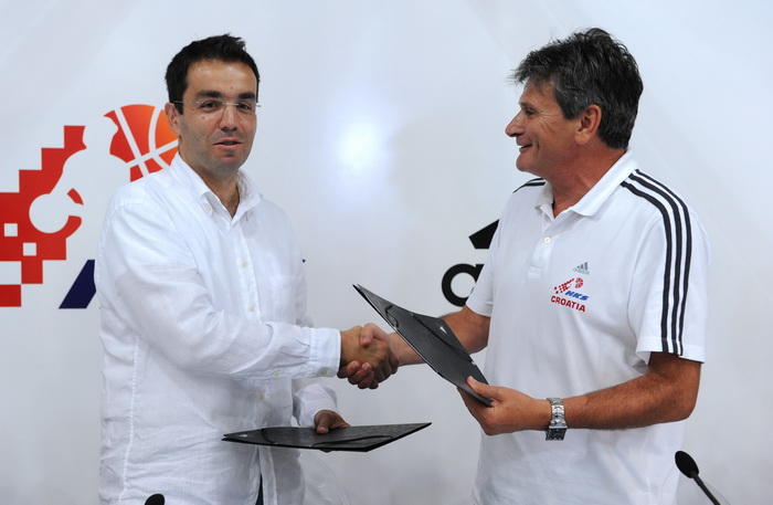 Zadar, 220810.
U sportskom centru Visnjik danas su predstavljeni adidas dresovi hrvatske kosarkaske reprezentacije u kojima ce nastupati na svjetskom prvenstvu u kosarci u Turskoj. Ujedno to je i pocetak cetvorogodisnje sponzorske suradnje adidasa i Hrvat Zadar, 220810.
U sportskom centru Visnjik danas su predstavljeni adidas dresovi hrvatske kosarkaske reprezentacije u kojima ce nastupati na svjetskom prvenstvu u kosarci u Turskoj. Ujedno to je i pocetak cetvorogodisnje sponzorske suradnje adidasa i Hrvat