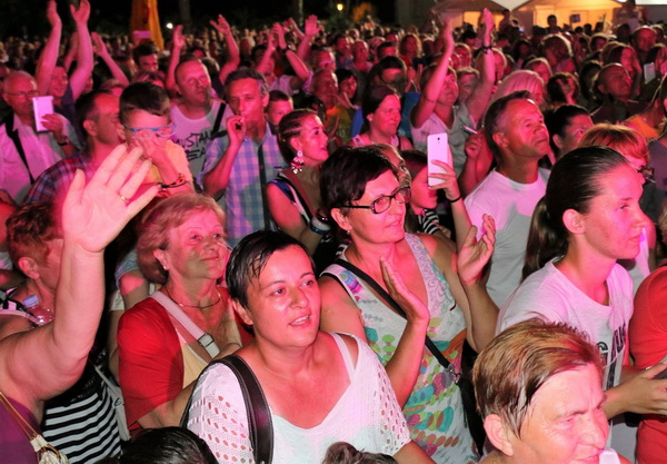 Virsko ljeto 2016: Dražen Zečić Zeko i Banana Band raspjevali i rasplesali Vir