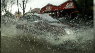 Zadar, 121211.
Jaka kisa koja je u jutarnjim satima pala na podrucje Zadra uzrokovala je manje poteskoce u prometu te je poplavljeno nekoliko podruma koja su u brzom vremenu uz pomoc tvrtke Odvodnja i zadarskih vatrogasaca ispumpana. Na slici poplavljena Zadar, 121211.
Jaka kisa koja je u jutarnjim satima pala na podrucje Zadra uzrokovala je manje poteskoce u prometu te je poplavljeno nekoliko podruma koja su u brzom vremenu uz pomoc tvrtke Odvodnja i zadarskih vatrogasaca ispumpana. Na slici poplavljena