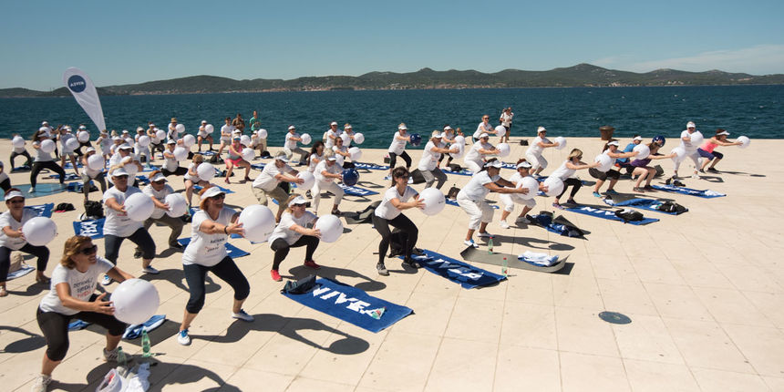 Stotinu vježbača na jutarnjem treningu Aktivne Hrvatske pozdravilo sunce Stotinu vježbača na jutarnjem treningu Aktivne Hrvatske pozdravilo sunce