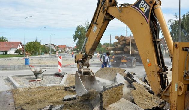 Bjelovar, Male Sredice – U jeku su radovi na izgradnji kruznog toka na raskrizju juzne obilaznice i ulice Male Sredice u istoimenom gradskom naselju. Rijec je o crnoj prometnoj tocki na kojoj su tijekom godina zabiljezene mnogobrojne prometne nesrece. Rad