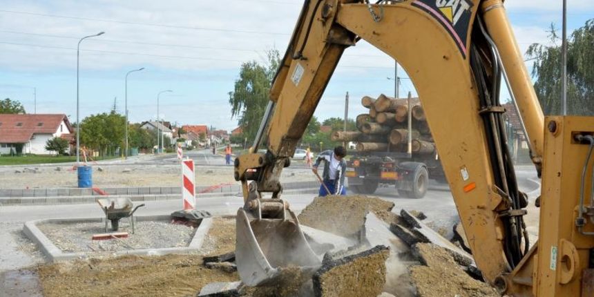 Bjelovar, Male Sredice – U jeku su radovi na izgradnji kruznog toka na raskrizju juzne obilaznice i ulice Male Sredice u istoimenom gradskom naselju. Rijec je o crnoj prometnoj tocki na kojoj su tijekom godina zabiljezene mnogobrojne prometne nesrece. Rad