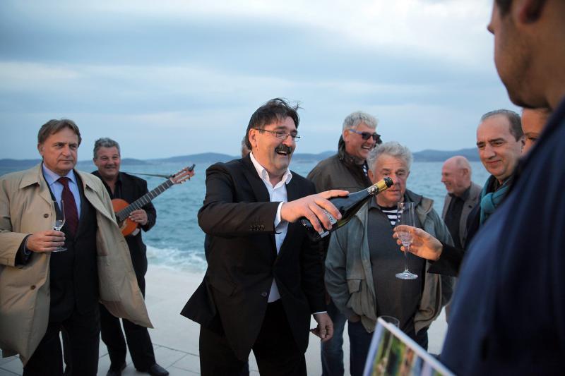 04.04.2014., Zadar – Australac Jason Grdovich zaprosio je svoju djevojku na Morskim Orguljama nakon devet godina veze, a cinu su svjedocili popularni pjevac Mladen Grdovic, gradonacelnik Bozidar Kalmeta, predsjednik zadarske TZ Zvonko Supe te mnogi medi