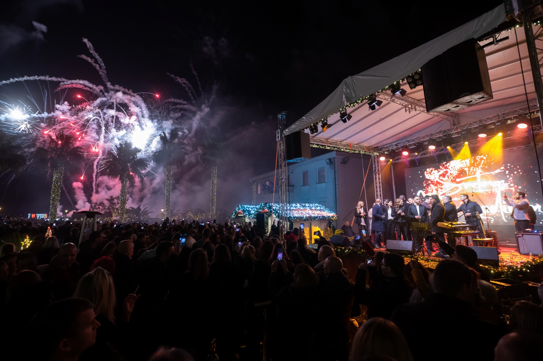 Vatromet, tisuće konfeta, šampanjac, prskalice i koncert Ivana Zaka i Tempo Banda