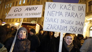 Zagreb, 020311. 
Novi, cetvrti po redu, protuvladin prosvjed tzv. facebook grupe zapoceo je veceras na Cvjetnom trgu. 
Na fotografiji: prosvjednici.
Foto: Davor Pongracic / CROPIX