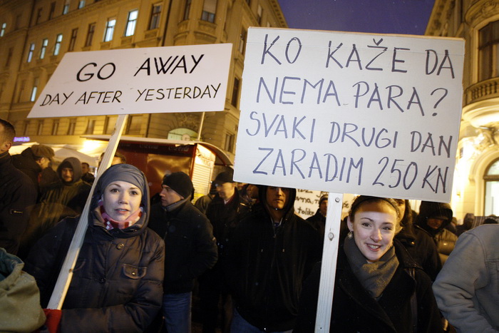Zagreb, 020311. 
Novi, cetvrti po redu, protuvladin prosvjed tzv. facebook grupe zapoceo je veceras na Cvjetnom trgu. 
Na fotografiji: prosvjednici.
Foto: Davor Pongracic / CROPIX