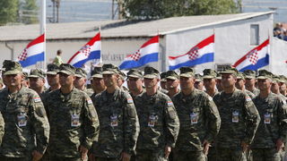 Knin, 050810.
Proslava Dana pobjede i 15. godisnjice akcije Oluja u Kninu. Svecani postroj hrvatskih postrojbi na stadionu Dinare
Foto: Jakov Prkic / Cropix Knin, 050810.
Proslava Dana pobjede i 15. godisnjice akcije Oluja u Kninu. Svecani postroj hrvatskih postrojbi na stadionu Dinare
Foto: Jakov Prkic / Cropix