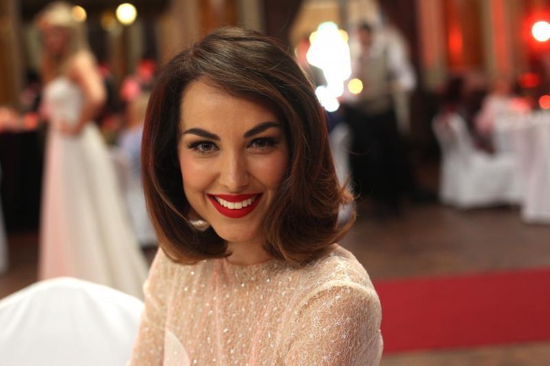 U vjenčanicama koje je dizajnirala Matija Vujica kozmetičku liniju su predstavile Renata Sopek. Natali Dizdar, Tatjana Jurić, Vanna i Lana Jurčević U vjenčanicama koje je dizajnirala Matija Vujica kozmetičku liniju su predstavile Renata Sopek. Natali Dizdar, Tatjana Jurić, Vanna i Lana Jurčević