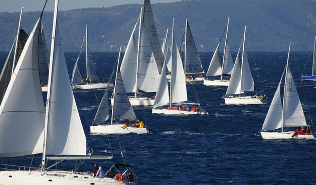 Split, 141011
Start 67. Viske regate u organizacij JK Labud.
Preko 120 jedrilica stratalo je podno sustipana u 9 sati po jakoj buri te su jedrili do otoka Visa koji je udaljen 29 nautickih milja.
Foto: Duje Klaric / CROPIX