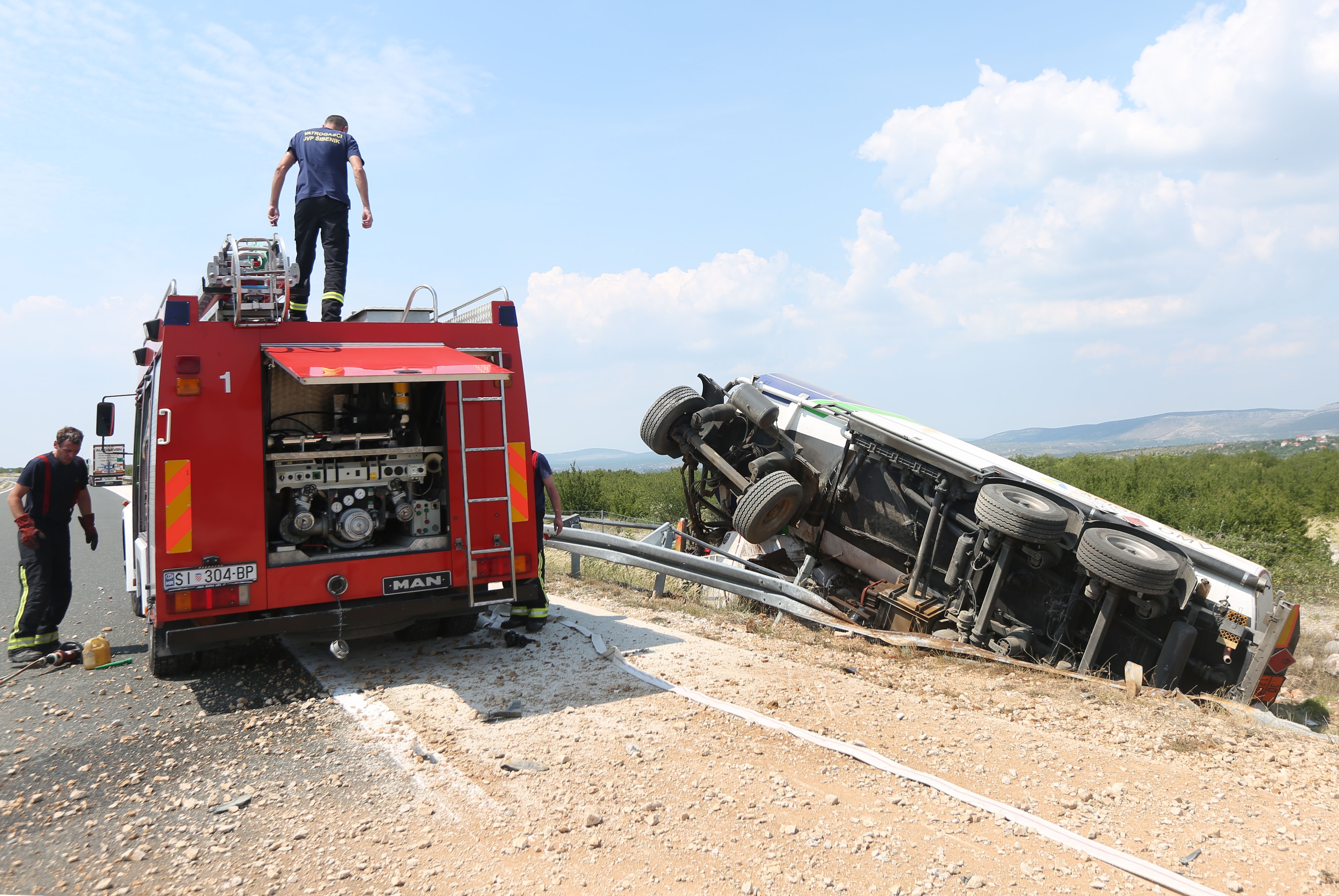Cisterna s gorivom izletjela s autoceste nakon sudara s tegljačem