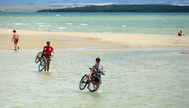 Zadar, 230610.
Zbog bure nije bilo guzve na Ninskim plazama.Do nekih plaza je bilo lakse nositi biciklu preko mora nego voziti okolnim putevima.
Foto : Vladimir Ivanov / CROPIX