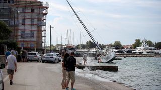 Nasukana jedrilica na Trpimirovoj obali Nasukana jedrilica na Trpimirovoj obali