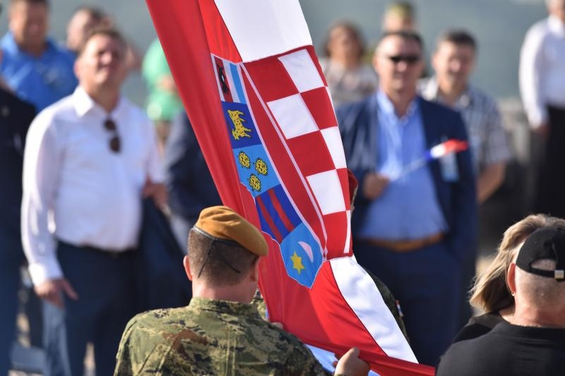 Uz zvukove hime “Lijepa naša” podignuta je zastava Republike Hrvatske na Kninskoj tvrđavi Uz zvukove hime “Lijepa naša” podignuta je zastava Republike Hrvatske na Kninskoj tvrđavi