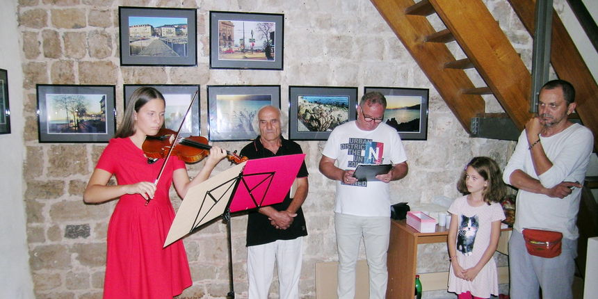 Romantične tišine jezera i grada Branka Antunovića u Kapetanovoj kuli Romantične tišine jezera i grada Branka Antunovića u Kapetanovoj kuli