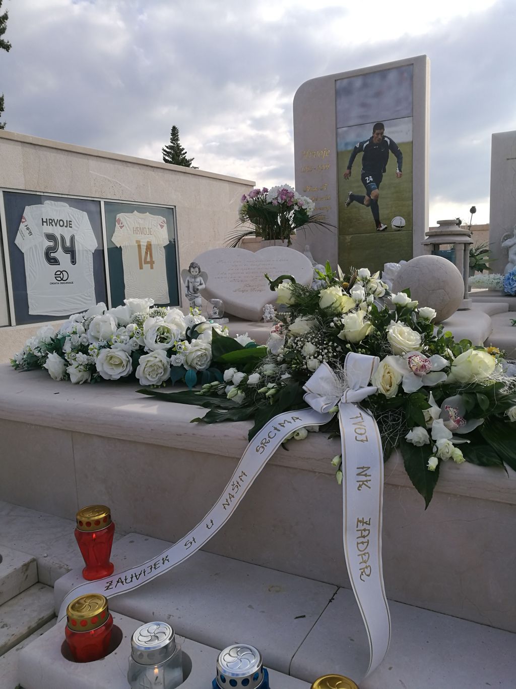 Delegacija NK Zadra posjetila vječno počivalište Hrvoja Ćustića Delegacija NK Zadra posjetila vječno počivalište Hrvoja Ćustića
