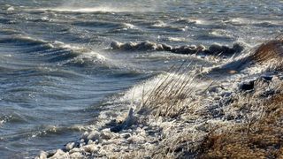 Zaledilo Vransko jezero u lučici na Prosici
