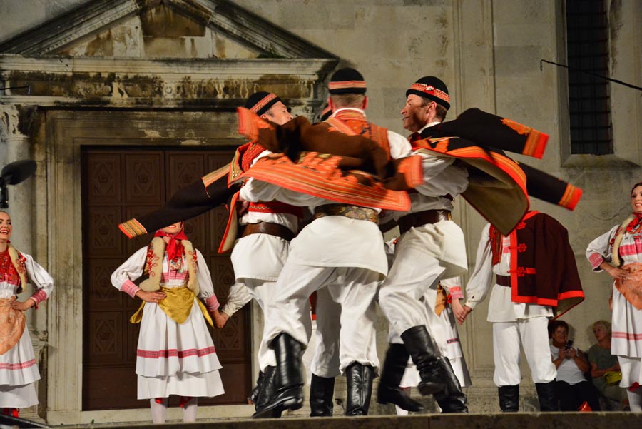 Nastup ansambla Lado ispred crkve sv. Marije ; foto Iva Perinčić Nastup ansambla Lado ispred crkve sv. Marije ; foto Iva Perinčić