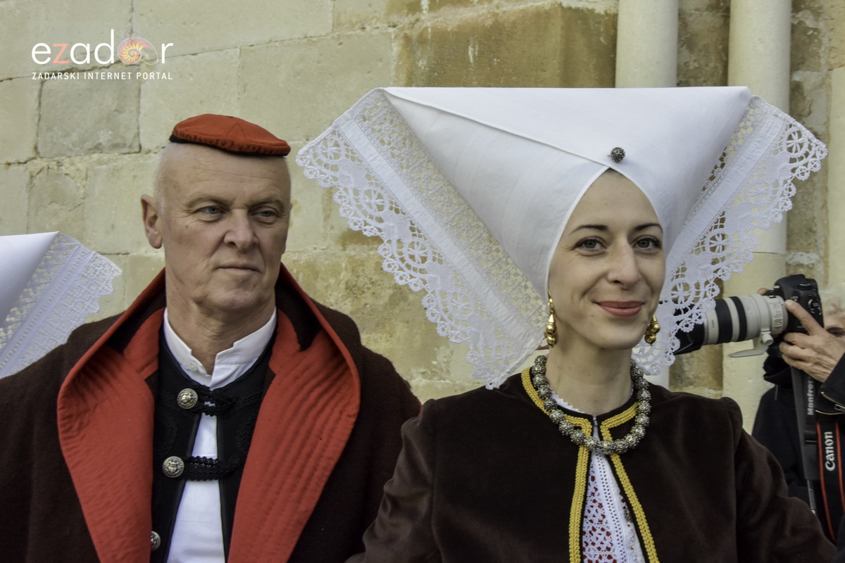 Paški zimski karneval 2018: Karnevalska povorka prošla ulicama grada do Pijace