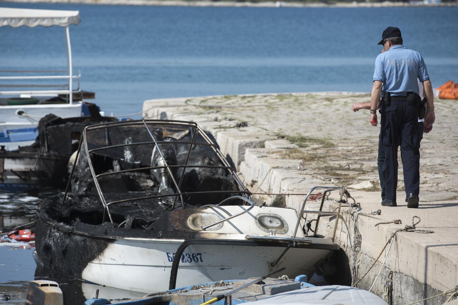 Sv. Filip i Jakov: Požar zahvatio brodice u luci od kojih su tri potonule