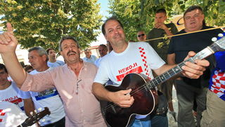 Knin, 050811
Nakon sluzbene ceremonije na kojoj je prisustvovao drzavni vrh obiljezavanje Oluje i Dana domovinske zahvalnosti se nastavilo kraj novog spomen obiljezja na glavnom trgu u Kninu.
Na slic: detalj sa trga.
Foto: Zvonimir Barisin / CROPIX Knin, 050811
Nakon sluzbene ceremonije na kojoj je prisustvovao drzavni vrh obiljezavanje Oluje i Dana domovinske zahvalnosti se nastavilo kraj novog spomen obiljezja na glavnom trgu u Kninu.
Na slic: detalj sa trga.
Foto: Zvonimir Barisin / CROPIX