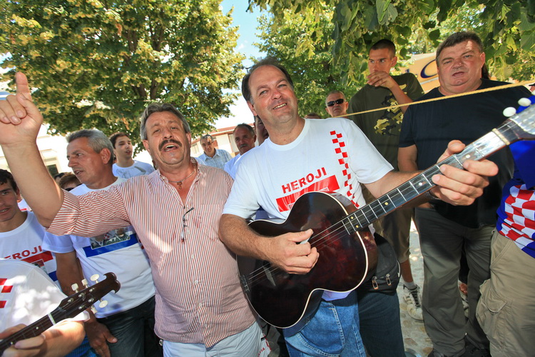 Knin, 050811
Nakon sluzbene ceremonije na kojoj je prisustvovao drzavni vrh obiljezavanje Oluje i Dana domovinske zahvalnosti se nastavilo kraj novog spomen obiljezja na glavnom trgu u Kninu.
Na slic: detalj sa trga.
Foto: Zvonimir Barisin / CROPIX Knin, 050811
Nakon sluzbene ceremonije na kojoj je prisustvovao drzavni vrh obiljezavanje Oluje i Dana domovinske zahvalnosti se nastavilo kraj novog spomen obiljezja na glavnom trgu u Kninu.
Na slic: detalj sa trga.
Foto: Zvonimir Barisin / CROPIX