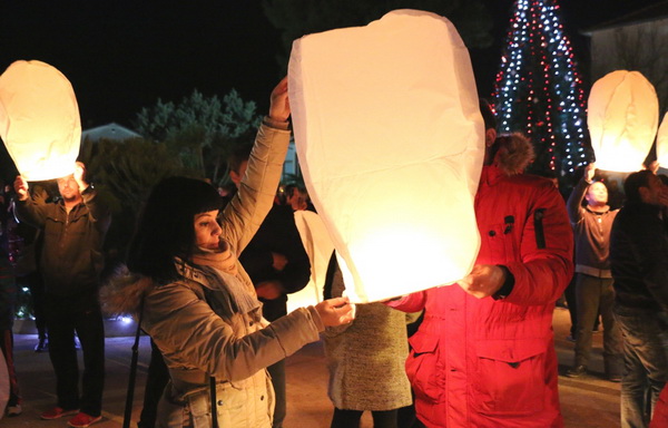 Paljenjem prve adventske svijeće i prigodnim zabavnim programom započela manifestacija Advent na otoku Viru
