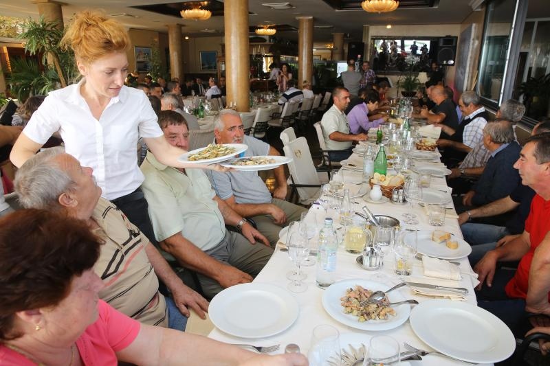 Zadar – Poznati zadarski ugostitelj Erik Pavin na rucak je pozvao djelatnike Cistoce koji su mogli gustati u vrhunskom ribljem meniju. Photo: Filip Brala/PIXSEL Zadar – Poznati zadarski ugostitelj Erik Pavin na rucak je pozvao djelatnike Cistoce koji su mogli gustati u vrhunskom ribljem meniju. Photo: Filip Brala/PIXSEL