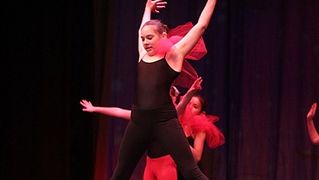 “Plesna čestitka” (foto:Saša Čuka)