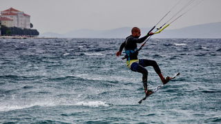 Kiteri i surferi uživali u jakom jugu