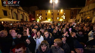 Tisuće Zadrana uživalo na krcatom Narodnom trgu i Tgu Petra Zoranića uz Tomislava Bralića i klapu Intrade Tisuće Zadrana uživalo na krcatom Narodnom trgu i Tgu Petra Zoranića uz Tomislava Bralića i klapu Intrade