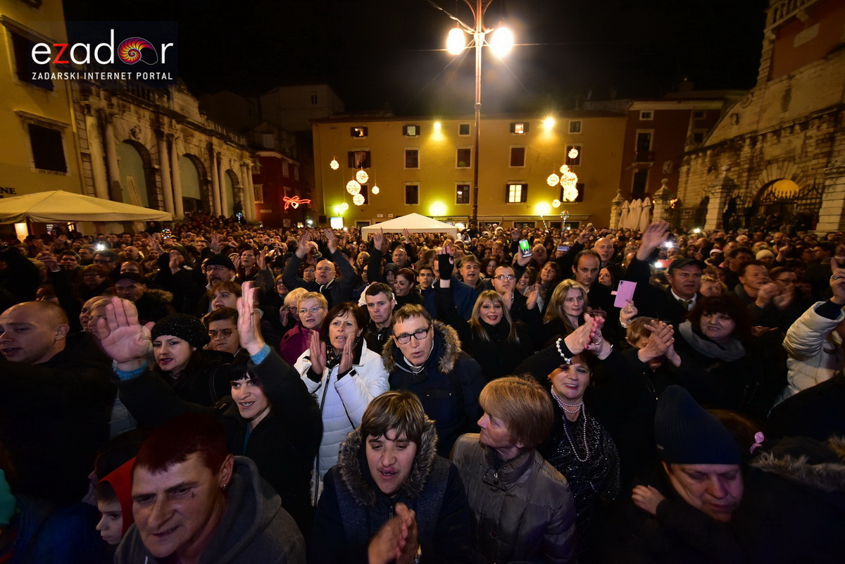 Tisuće Zadrana uživalo na krcatom Narodnom trgu i Tgu Petra Zoranića uz Tomislava Bralića i klapu Intrade Tisuće Zadrana uživalo na krcatom Narodnom trgu i Tgu Petra Zoranića uz Tomislava Bralića i klapu Intrade