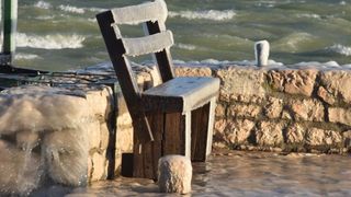 Zaledilo Vransko jezero u lučici na Prosici