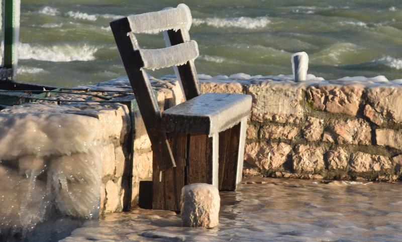 Zaledilo Vransko jezero u lučici na Prosici