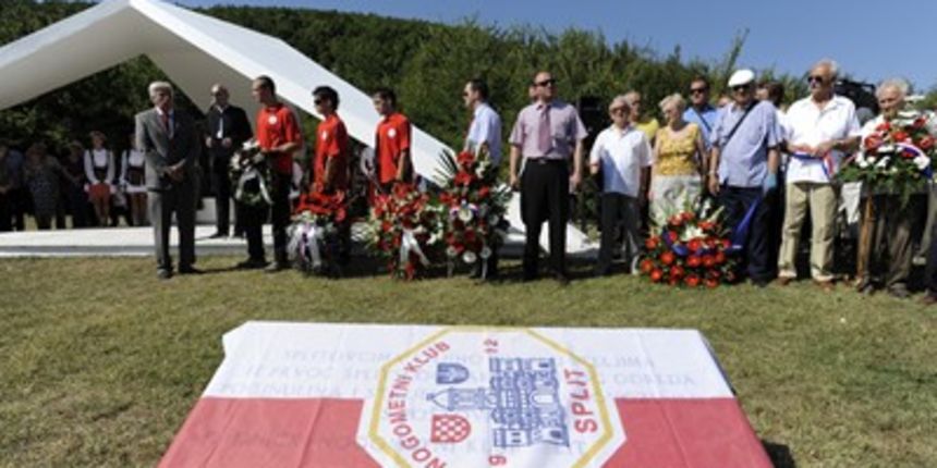 Ruduša: Braća Žužul obnovila partizanski spomenik (foto: Nikola Vilic / CROPIX) Ruduša: Braća Žužul obnovila partizanski spomenik (foto: Nikola Vilic / CROPIX)