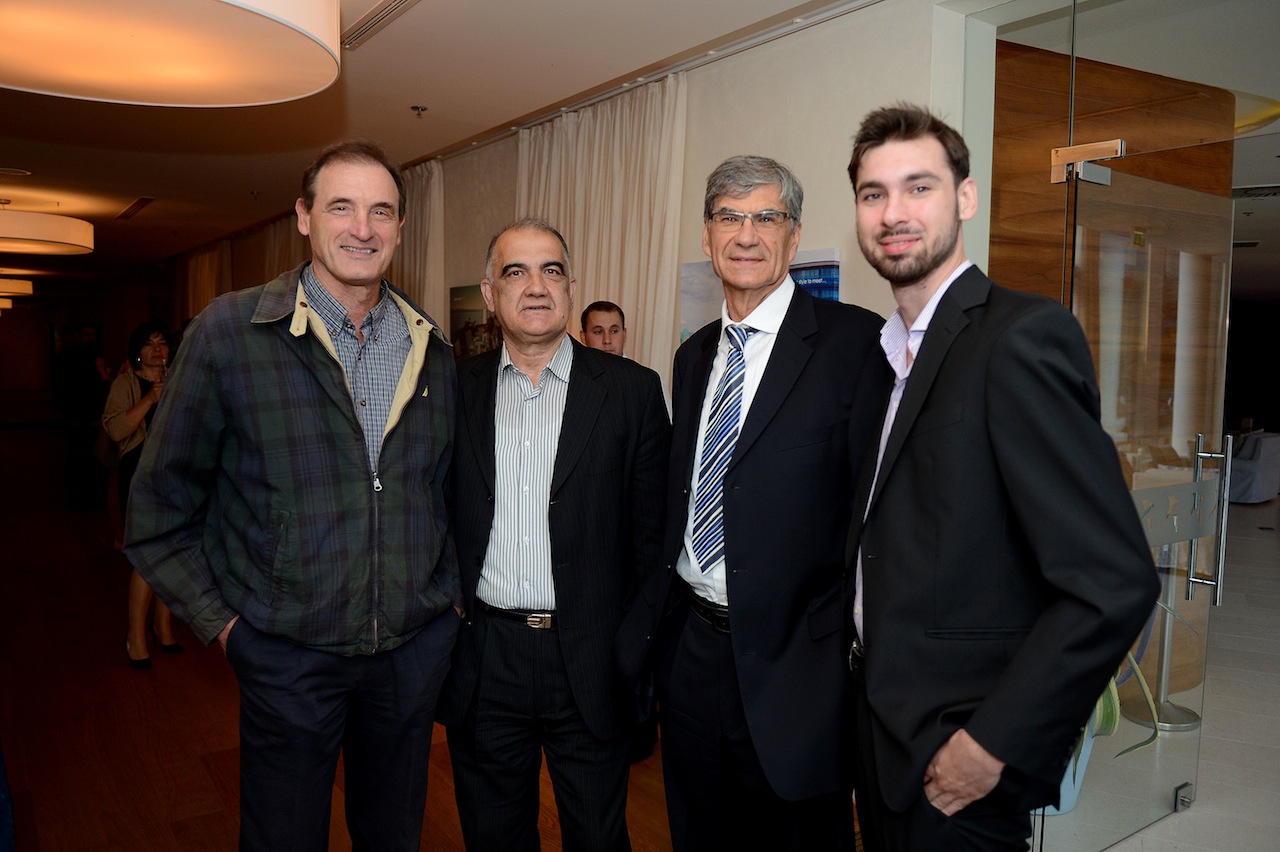 Hrvatska se sjeća košarkaške legende Krešimira Ćosića koji nas je prerano napustio prije 20 godina. Svečanom večerom u Falkensteinerovom hotelu Iadera u Petrčanima, obitelj Krešimira Ćosića – supruga Ljerka, kćerke Ana i Iva te sin Petar Krešimir, brojni Hrvatska se sjeća košarkaške legende Krešimira Ćosića koji nas je prerano napustio prije 20 godina. Svečanom večerom u Falkensteinerovom hotelu Iadera u Petrčanima, obitelj Krešimira Ćosića – supruga Ljerka, kćerke Ana i Iva te sin Petar Krešimir, brojni