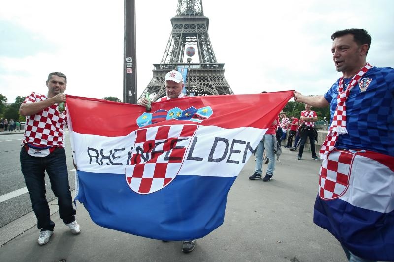 Euro 2016: Hrvatski navijači napravili fenomenalnu atmosferu u Parizu. Photo: Sanjin Strukić/PIXSELL Euro 2016: Hrvatski navijači napravili fenomenalnu atmosferu u Parizu. Photo: Sanjin Strukić/PIXSELL