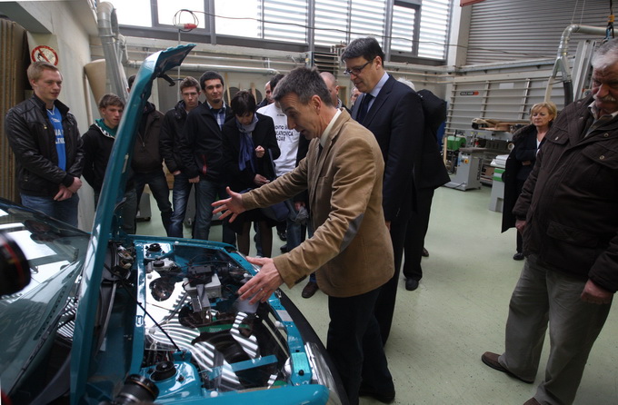 Zadar, 250313.
Ministar znanosti, obrazovanja i sporta Zeljko Jovanovic sa suradnicima boravi u radnom posjetu Zadru. Obisao je Strukovnu skolu Vice Vlatkovica, jednu od najopremljenijih i najinovativnijih strukovnih skola u Hrvatskoj, a domacin mu je bio Zadar, 250313.
Ministar znanosti, obrazovanja i sporta Zeljko Jovanovic sa suradnicima boravi u radnom posjetu Zadru. Obisao je Strukovnu skolu Vice Vlatkovica, jednu od najopremljenijih i najinovativnijih strukovnih skola u Hrvatskoj, a domacin mu je bio