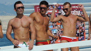 Novalja, 020710.
Temperature na termometrima su presle debelo iznad 30 stupnjeva Celzijevih a samim time su i plaze postale omiljena okupljalista. Plaza Zrce prepuna je kupaca na kojoj je svatko pronasao poneku zanimaciju.
Foto: Andrija Lucic / CROPIX Novalja, 020710.
Temperature na termometrima su presle debelo iznad 30 stupnjeva Celzijevih a samim time su i plaze postale omiljena okupljalista. Plaza Zrce prepuna je kupaca na kojoj je svatko pronasao poneku zanimaciju.
Foto: Andrija Lucic / CROPIX