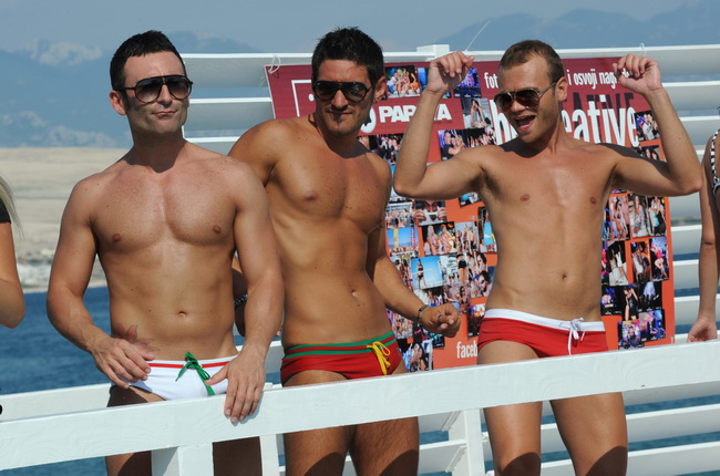 Novalja, 020710.
Temperature na termometrima su presle debelo iznad 30 stupnjeva Celzijevih a samim time su i plaze postale omiljena okupljalista. Plaza Zrce prepuna je kupaca na kojoj je svatko pronasao poneku zanimaciju.
Foto: Andrija Lucic / CROPIX Novalja, 020710.
Temperature na termometrima su presle debelo iznad 30 stupnjeva Celzijevih a samim time su i plaze postale omiljena okupljalista. Plaza Zrce prepuna je kupaca na kojoj je svatko pronasao poneku zanimaciju.
Foto: Andrija Lucic / CROPIX